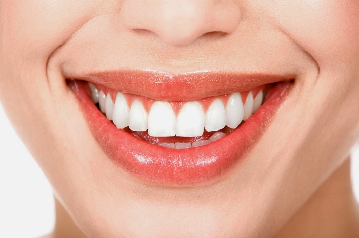 loại bỏ mảng bám giúp răng trắng sạch