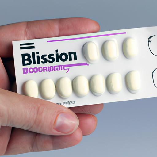 Đôi tay nắm một gói viên nén Bisolvon