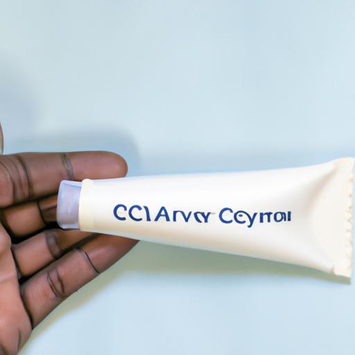 Một người cầm ống kem Acyclovir với hướng dẫn cách sử dụng.