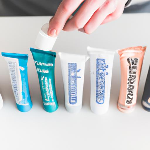 Một người so sánh các thương hiệu kem đánh răng khác nhau và đọc nhãn sản phẩm.
